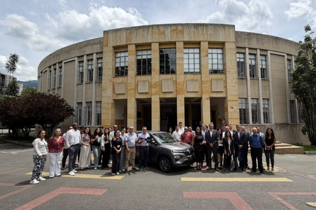 RENAULT-SOFASA Y LA FUNDACIÓN RENAULT, ENTREGAN A LA UNIVERSIDAD NACIONAL UN KWID ENSAMBLADO EN ENVIGADO